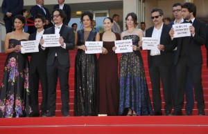 equipe-aquarius-protesto_filmfestival-cannes-2016